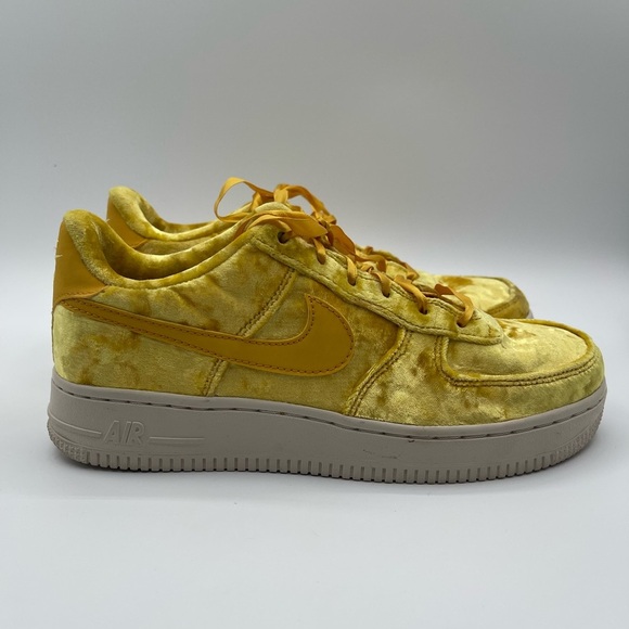 NIKE AIR FORCE 1 LV8 GS MINERAL GOLD 5Y W 6.5 YELLOW VELVET 849345-700 EU 38 - Picture 1 of 9